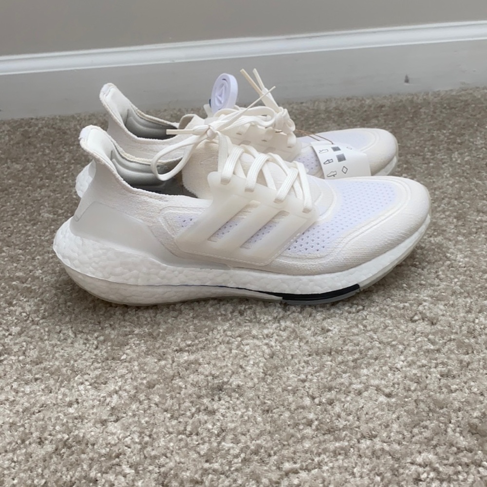 NWT Women’s Adidas Ultra Boost 21 Primeblue Size 7.5